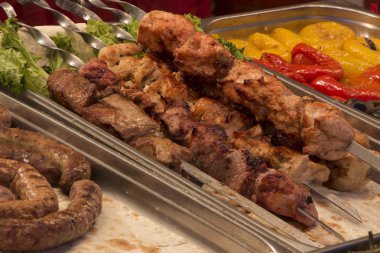 Terbiye edilmiş şiş mangal ızgarasında mangal yapmaya hazırlanıyor..