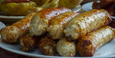 Izgarada ızgara sosis..