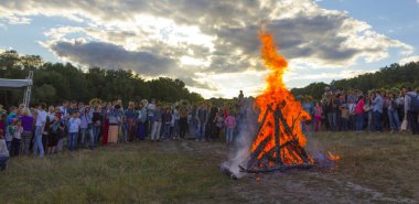 Kiev, Ukrayna - 6 Temmuz 2017: Kutlama Ivan Kupala Pirogovo içinde. insanlar geleneksel şarkı söylemek, dans ve ateşlerde atlamak