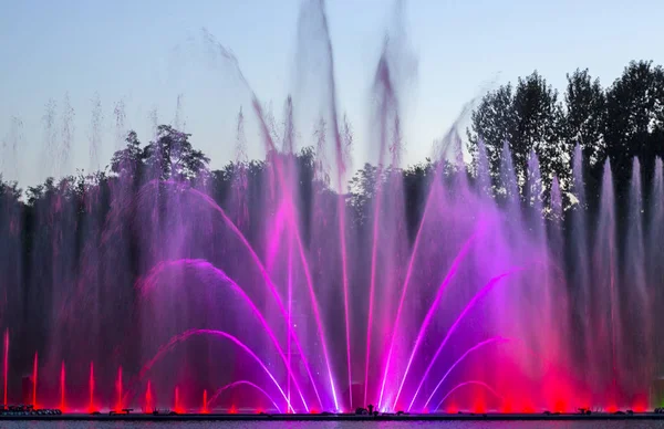 La città di Vinnytsia è un lungomare vicino allo stabilimento di Roshen, la sera la fontana mostra uno spettacolo laser per i residenti e gli ospiti della città — Foto Stock