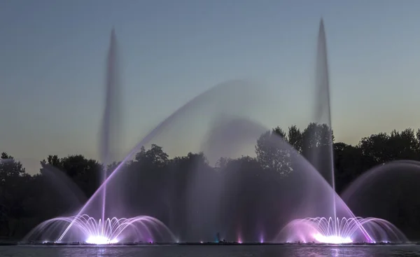 De stad Vinnytsja is een waterkant in de buurt van de Roshen plant, 's avonds die de fontein een laser show voor bewoners en gasten van de stad toont — Stockfoto