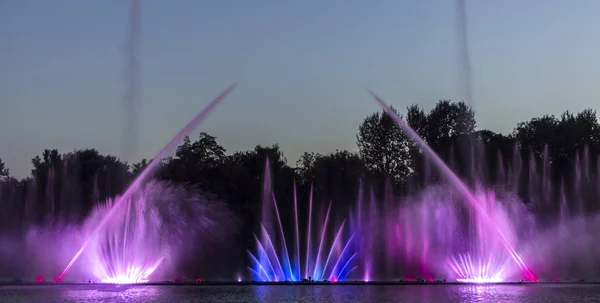 The city of Vinnytsia is a waterfront near the Roshen plant, in the evenings the fountain shows a laser show for residents and guests of the city — Stock Photo, Image