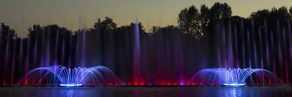 The city of Vinnytsia is a waterfront near the Roshen plant, in the evenings the fountain shows a laser show for residents and guests of the city — Stock Photo, Image