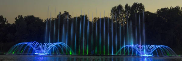 Staden av Vinnytsia är en waterfront nära anläggningen Johanna, på kvällarna fontänen visar en lasershow för boende och gäster av staden — Stockfoto