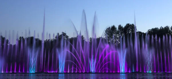 A cidade de Vinnytsia é um waterfront perto da planta de Roshen, nas noites a fonte mostra um show do laser para residentes e convidados da cidade — Fotografia de Stock
