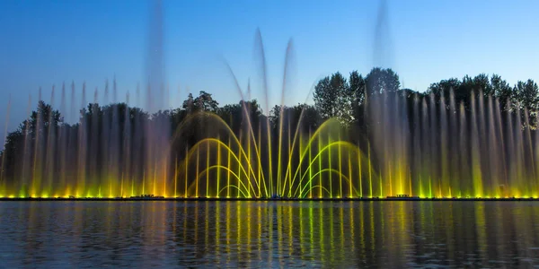 Vinnytsia Şehir sakinleri ve Konuklar şehir için bir lazer gösterisi çeşme gösterir akşamları bir waterfront yakınındaki RoHS bitki mevcuttur — Stok fotoğraf