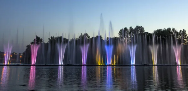 Vinnytsia Şehir sakinleri ve Konuklar şehir için bir lazer gösterisi çeşme gösterir akşamları bir waterfront yakınındaki RoHS bitki mevcuttur — Stok fotoğraf