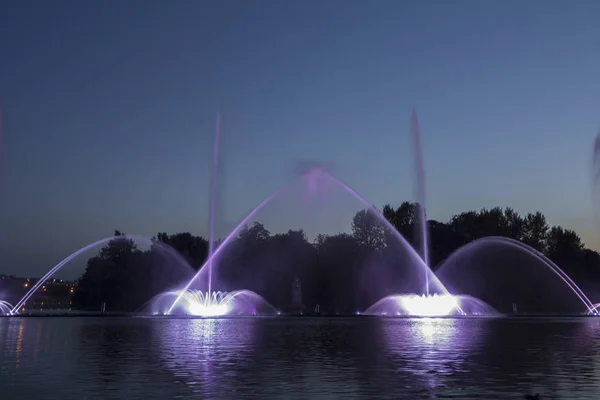 Staden av Vinnytsia är en waterfront nära anläggningen Johanna, på kvällarna fontänen visar en lasershow för boende och gäster av staden — Stockfoto