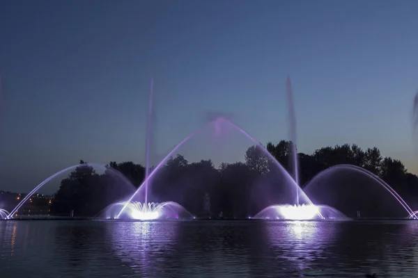 A cidade de Vinnytsia é um waterfront perto da planta de Roshen, nas noites a fonte mostra um show do laser para residentes e convidados da cidade — Fotografia de Stock