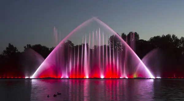 De stad Vinnytsja is een waterkant in de buurt van de Roshen plant, 's avonds die de fontein een laser show voor bewoners en gasten van de stad toont — Stockfoto