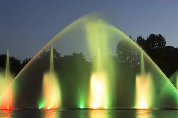 The city of Vinnytsia is a waterfront near the Roshen plant, in the evenings the fountain shows a laser show for residents and guests of the city — Stock Photo, Image
