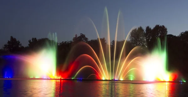 Vinnytsia Şehir sakinleri ve Konuklar şehir için bir lazer gösterisi çeşme gösterir akşamları bir waterfront yakınındaki RoHS bitki mevcuttur — Stok fotoğraf