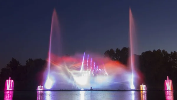 La città di Vinnytsia è un lungomare vicino allo stabilimento di Roshen, la sera la fontana mostra uno spettacolo laser per i residenti e gli ospiti della città — Foto Stock
