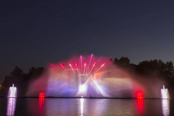 De stad Vinnytsja is een waterkant in de buurt van de Roshen plant, 's avonds die de fontein een laser show voor bewoners en gasten van de stad toont — Stockfoto