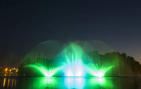 The city of Vinnytsia is a waterfront near the Roshen plant, in the evenings the fountain shows a laser show for residents and guests of the city — Stock Photo, Image