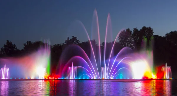 The city of Vinnytsia is a waterfront near the Roshen plant, in the evenings the fountain shows a laser show for residents and guests of the city — Stock Photo, Image