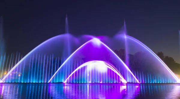 Miasta Winnica jest waterfront w pobliżu roślin Roshen, w godzinach wieczornych, fontanny pokazuje laser show dla mieszkańców i Gości miasta — Zdjęcie stockowe