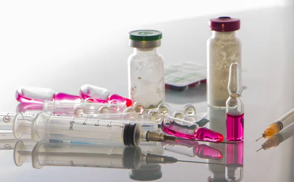Ampollas con medicamentos y jeringas de insulina sobre fondo claro de cerca —  Fotos de Stock