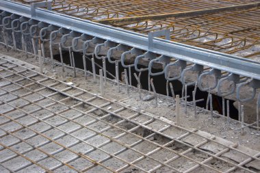 Dökme beton yüzey hazır bir kılavuz takviye koydu