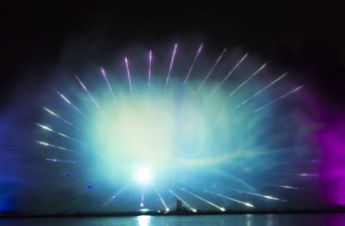Vinnytsia Şehir sakinleri ve Konuklar şehir için bir lazer gösterisi çeşme gösterir akşamları bir waterfront yakınındaki RoHS bitki mevcuttur