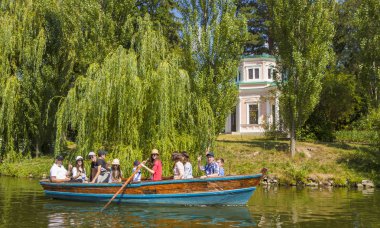 Ukrayna - Uman, Sofiyivka Park - 10 Haziran 2017: Turist float canlı manzara zevk için bir tekne.