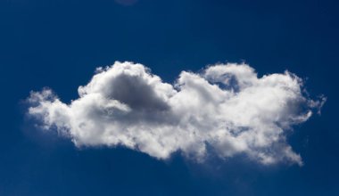 mavi gökyüzü arka planda beyaz yalnız bulut