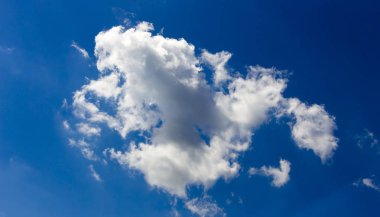 mavi gökyüzü arka planda beyaz yalnız bulut