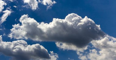 mavi gökyüzü arka planda beyaz yalnız bulut