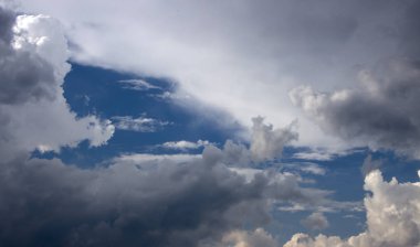 mavi gökyüzü arka planda beyaz yalnız bulut