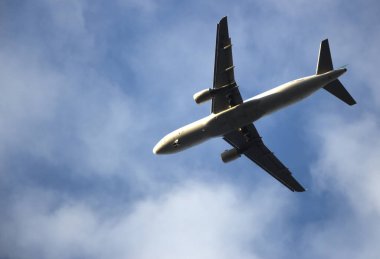 Gökyüzünde büyük bir yolcu uçağı. Aşağıdan görüntüle