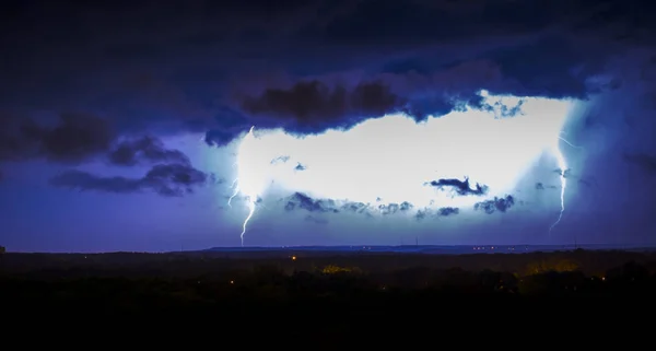 La ira del cielo golpea abajo . — Foto de Stock