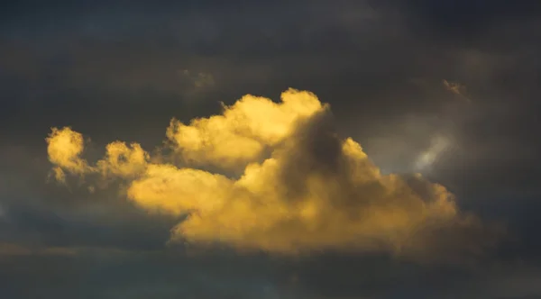 Nuvem de chuva amarela contra um céu tempestuoso — Fotografia de Stock