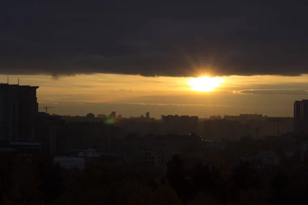 Sonnenuntergang über Kyiw - Ukraine. Panorama. — Stockfoto