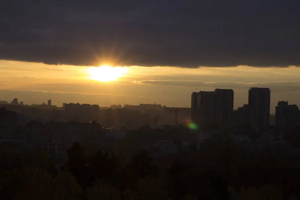 Sonnenuntergang über Kyiw - Ukraine. Panorama. — Stockfoto