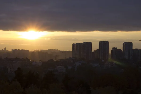 Sonnenuntergang über Kyiw - Ukraine. Panorama. — Stockfoto