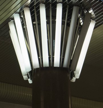 Bir daire içinde bir granit sütunu dikdörtgen ışık