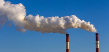 Bitki boru atmosfere zararlı maddeler yayar. Bir gökyüzü arka plan yakın çekim