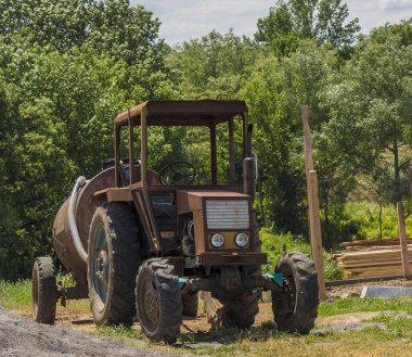 Alan, farklı yerlerinde çok eski traktör