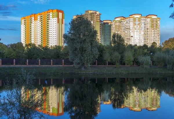 Göl kıyısında çok katlı binaların görünümü