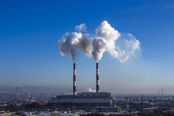 Rury instalacji emituje szkodliwych substancji do atmosfery. Zbliżenie na tle nieba — Zdjęcie stockowe