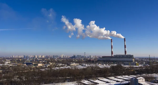Das Rohr der Anlage gibt Schadstoffe in die Atmosphäre ab. Nahaufnahme auf einem Himmelshintergrund — Stockfoto