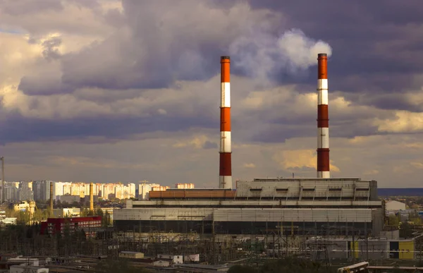 Das Rohr der Anlage gibt Schadstoffe in die Atmosphäre ab. Nahaufnahme auf einem Himmelshintergrund — Stockfoto