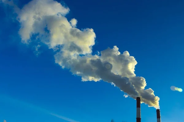 工場のパイプは、大気中に有害な物質を生成します。空の背景にクローズ アップ — ストック写真