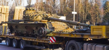 Kargo tren yük platformu üzerinde taşıma tankları