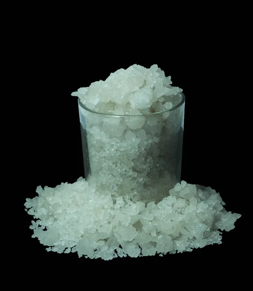Sea salt i ett glas som isolerade — Stockfoto