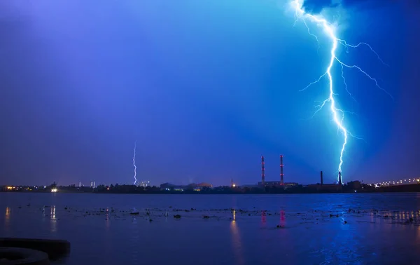 Rayo en el cielo nocturno sobre la ciudad —  Fotos de Stock