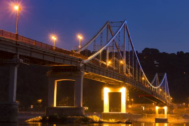 Dinyeper sıçrama ile Kiev Pyshododnyj nane, bir Avrupa şehrin gece renkli bir kızdırma
