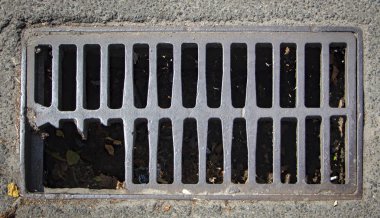 Waterfilled çukur Asfaltlı yol üzerinde