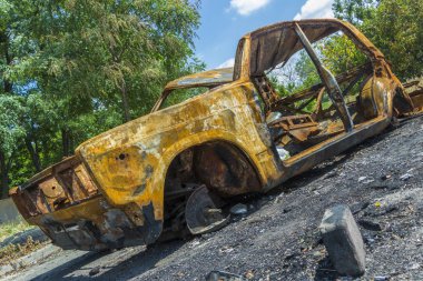 Terk edilmiş, çalıntı bir araba.