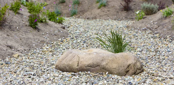大理石の破片や石の日本の庭の作成で岩の使用 — ストック写真